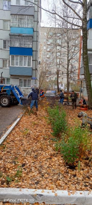 Уборка осенней листвы на придомовых территориях.