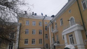Продолжаем очищать крыши домов от тяжелого весеннего снега. ❄🌨☀