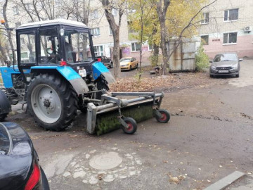 Уборка придомовых территорий на улицах Экспериментальная и Пушанина.